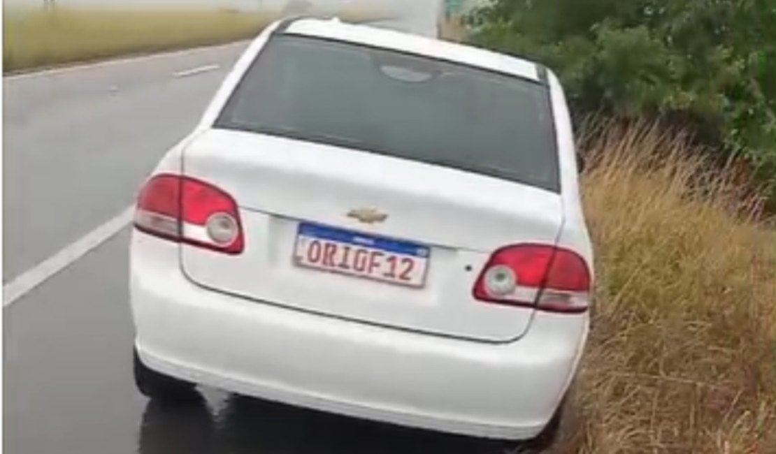 [Vídeo] Morador encontra táxi roubado às margens da BR-101, em Luziápolis