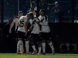 Vasco vira sobre o Athletico-PR e entra na briga pelo G6 do Brasileirão