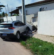 Carro colide contra muro de escola; condutora estaria embriagada, segundo testemunhas