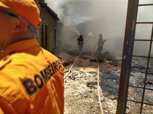 Incêndio atinge depósito de material reciclável em Arapiraca