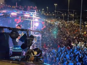 Nattan arrasta multidão em trio elétrico na festa dos 102 anos de Arapiraca