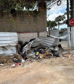[ Vídeo] Moradores denunciam descarte constante de lixo e pneus em esquina no bairro Farol, em Maceió