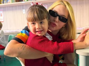 Virginia visita escola da filha e recebe surpresa de Dia das Mães
