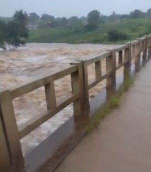 [Vídeo] Ponte do Sítio Poção é alagada por rio em Arapiraca