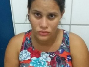 Jovem que escondia arma, drogas e munições em residência é presa