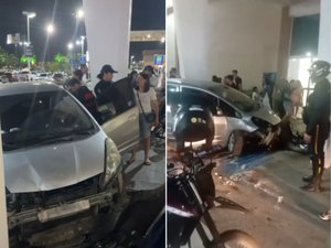 [Vídeo] Carro invade estacionamento e atinge entrada de shopping no Benedito Bentes