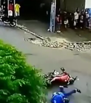 [Vídeo ]Criança cruza rua correndo e é atingida por motocicleta, em Arapiraca