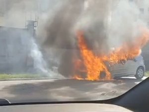 Carro é destruído por incêndio e mobiliza bombeiros em Maceió