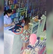[Vídeo] Mulher é flagrada furtando carteira em farmácia no bairro Jacintinho
