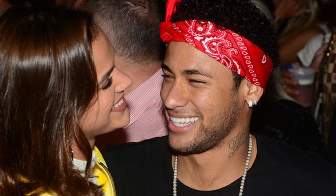Bruna Marquezine troca beijos e carinhos com Neymar após vitória do Brasil