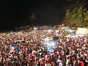 Festa de réveillon leva milhares de pessoas à praia do Peba, em Piaçabuçu 