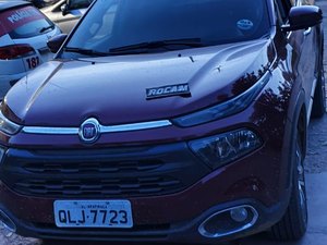 Criminosos invadem casa em Arapiraca, trancam vítima no banheiro e fogem em veículo