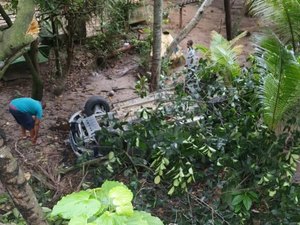 Grávida e mais três pessoas ficam feridas após carro capotar em Fernão Velho