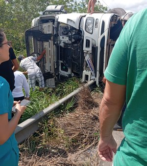 [Vídeo] Carreta tomba na BR-101 e deixa vítima fatal em São Sebastião