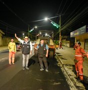 Gilberto Gonçalves e Carlos Gonçalves fiscalizam implantação de sinalização em avenida de Rio Largo