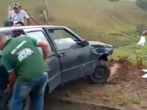 [Vídeo] Carro sobra em curva e deixa trânsito lento no Rio Largo 