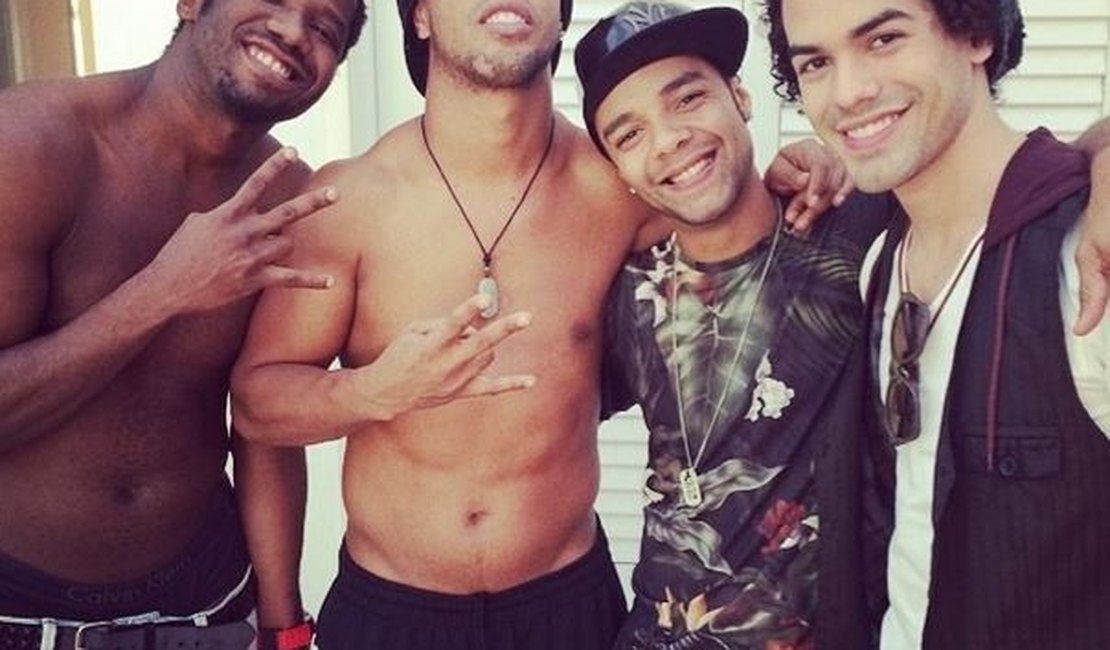 Sam Alves tieta Ronaldinho Gaúcho e posta foto