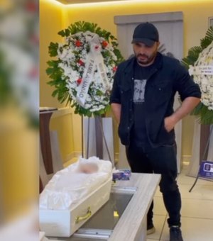 Sob forte comoção, bebê que morreu no HRA é velado em Arapiraca e pai desabafa: 'indignação'