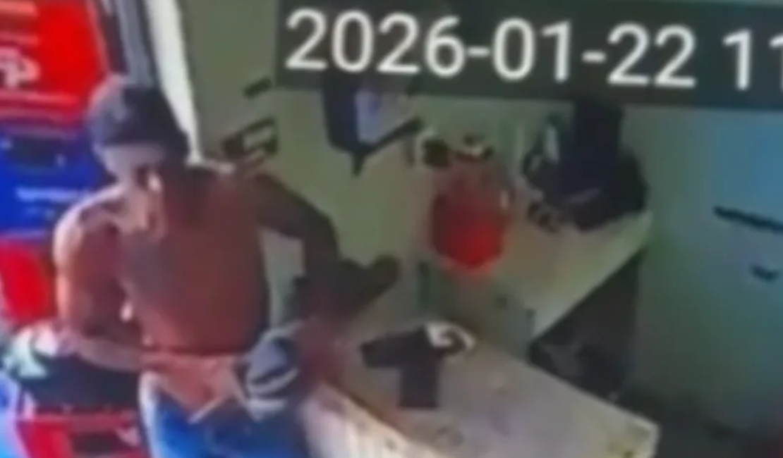 Homem é flagrado furtando celular em depósito após homicídio no São Jorge