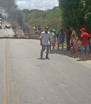 Sem água em casa, moradores de Poço das Trincheiras protestam e interditam o trânsito