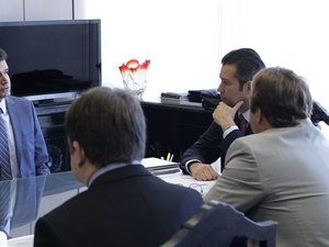 Prefeito Rui Palmeira recebe o anúncio de R$ 6 milhões para obras emergenciais