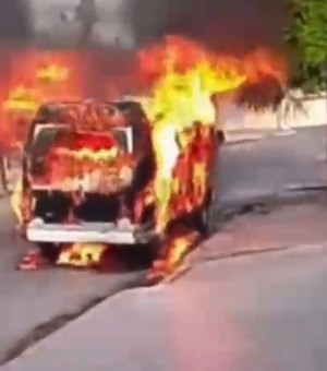 Kombi pega fogo e é destruída pelas chamas no bairro Cavaco, em Arapiraca