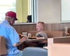Criança vê idoso comendo sozinho e decide agir; gesto comove a web