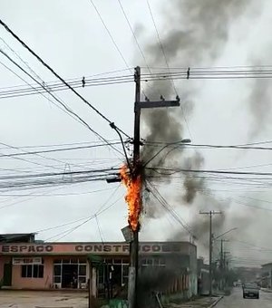 [Vídeo] Fiação de poste pega fogo na Rua Costa Gama no bairro Primavera, em Arapiraca