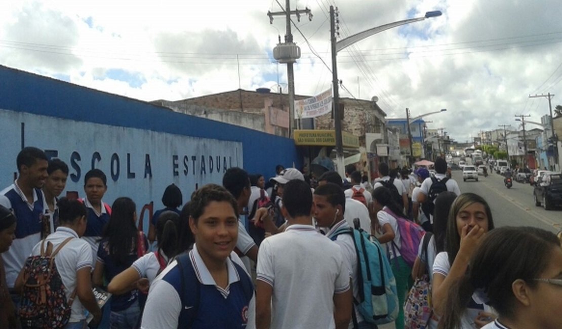Em apoio aos monitores do estado, estudantes de São Miguel realizam protesto