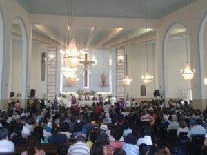 Fiéis lotam Concatedral para o último adeus ao Monsenhor Aldo