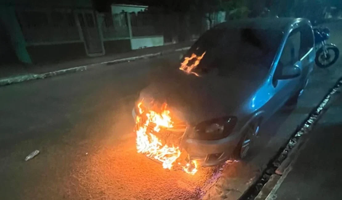 Carro é incendiado em via pública no bairro Baixão, em Arapiraca