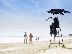 Homem vestido de Morte assusta banhistas que furam quarentena nos EUA