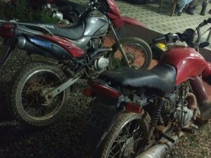 Duas motos foram recuperadas e homem é preso com drogas em Arapiraca.