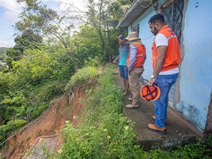 Defesa Civil monitora áreas de risco e atende chamados em decorrência das chuvas