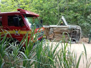 Capotamento deixa vítima presa às ferragens na região metropolitana de Maceió
