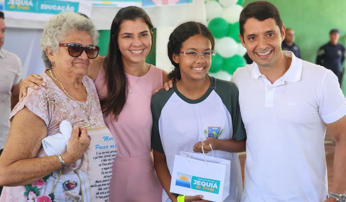 Prefeito Felipe Jatobá entrega 300 óculos a alunos da rede municipal
