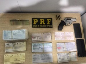 [Vídeo] PRF prende dupla com arma e cheques roubados em Messias 