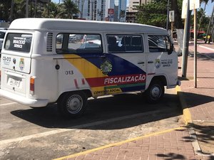 Carro de secretaria é flagrado estacionado em vaga de deficiente e idosos