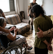 Filha embriagada agride mãe com deficiência física e acaba presa em Arapiraca