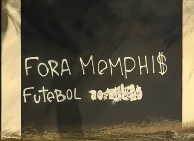 Torcida do Corinthians picha muros e pede saída de Memphis