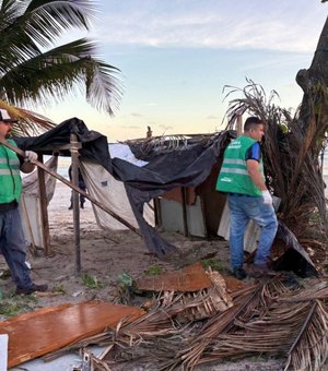 Estruturas irregulares e fogueiras são removidas na Praia da Avenida