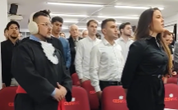 [Vídeo] Cão-guia acompanha dono autista durante formatura em Direito