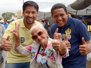 Júlio Cezar e Rodrigo Cunha visitam a feira livre de Arapiraca