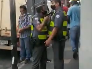 [Vídeo] PM ameaça colega de farda com arma diante de multidão no centro de SP
