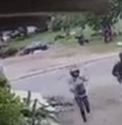 [Vídeo] Câmeras flagram chegada e fuga de casal suspeito de homicídio em barbearia de Maceió