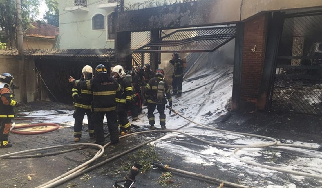 Avião de pequeno porte cai em casa e mata cinco pessoas