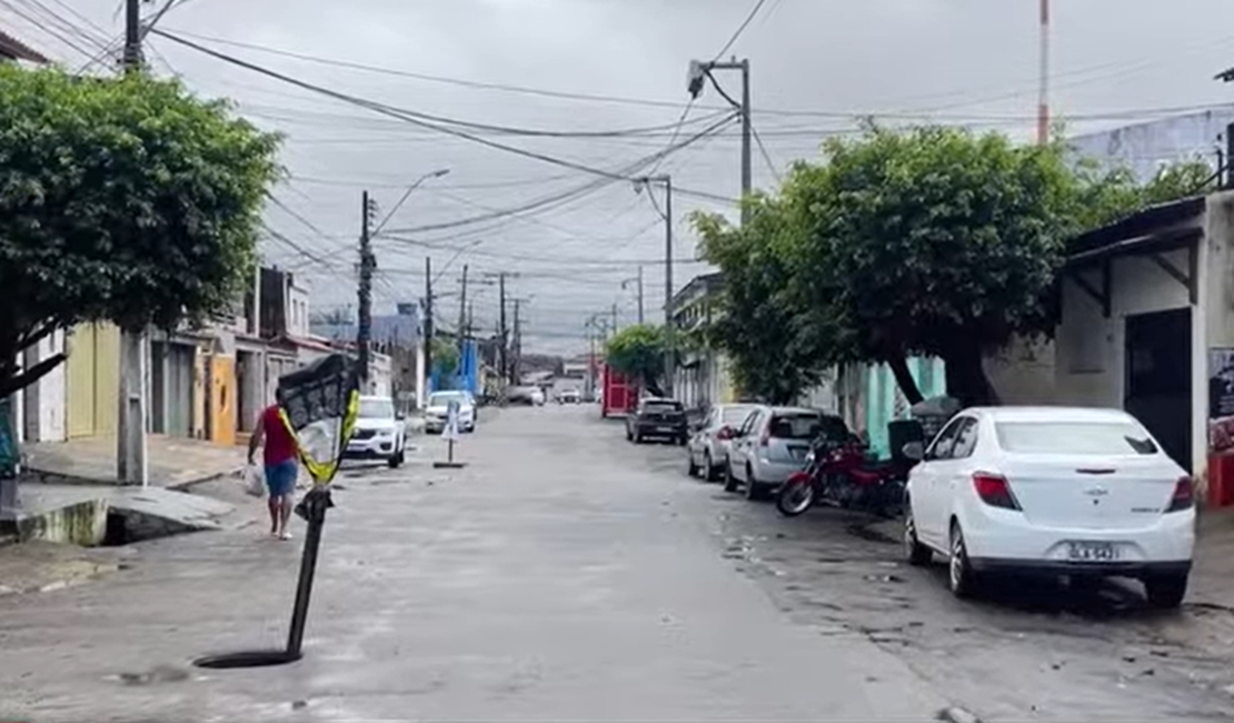Água invade casas no Prado e moradores estão apreensivos devido às chuvas