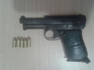 Jovens são presos em flagrante com pistola, munições e bombinhas de maconha