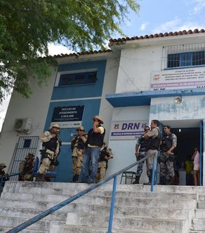 40 detentos são transferidos de Delmiro Gouveia para sistema prisional em Maceió