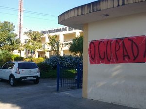 Mais uma escola é ocupada em Arapiraca e tem apoio de estudantes da Uneal